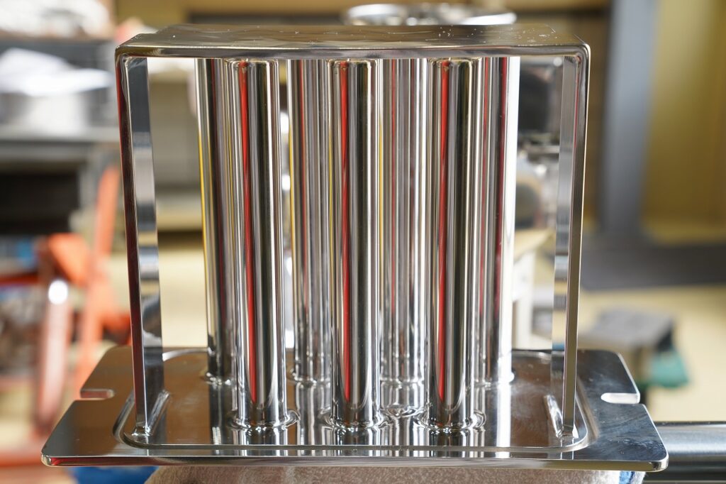 ステンレス溶接　ステンレスマシニング加工　ビードカットバフ研磨　大阪の製缶屋　テクノファーム　低歪み溶接