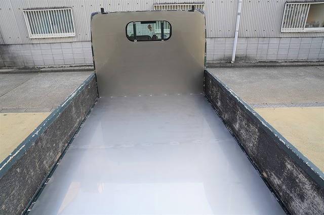 トラックの荷台にステンレス板を貼る　ステンレス溶接　大阪　松原