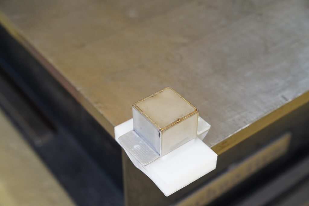 磁石の入ったステンレスの箱をレーザー溶接。大阪でレーザー溶接と言えば株式会社テクノファームです！