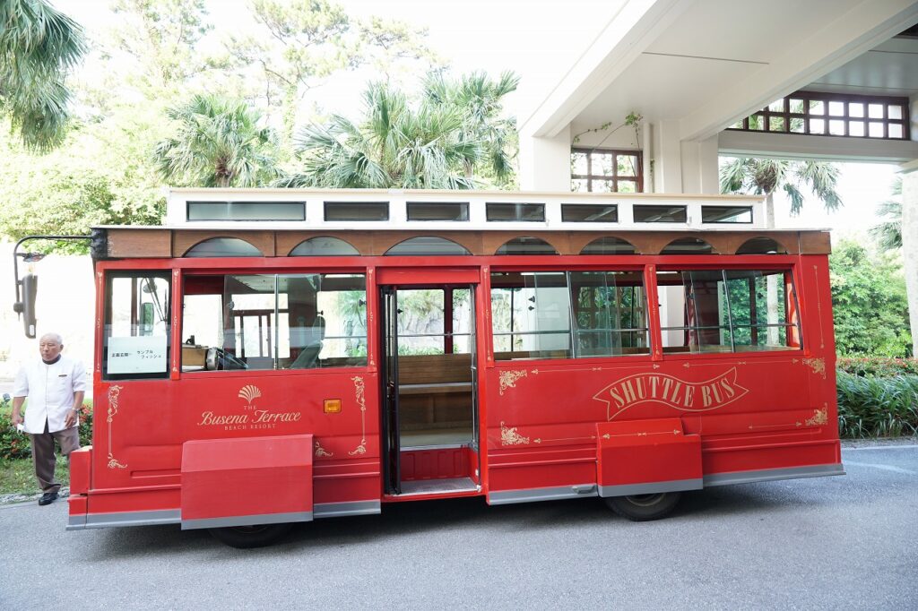 リゾート内移動用シャトルバス（赤バス）
