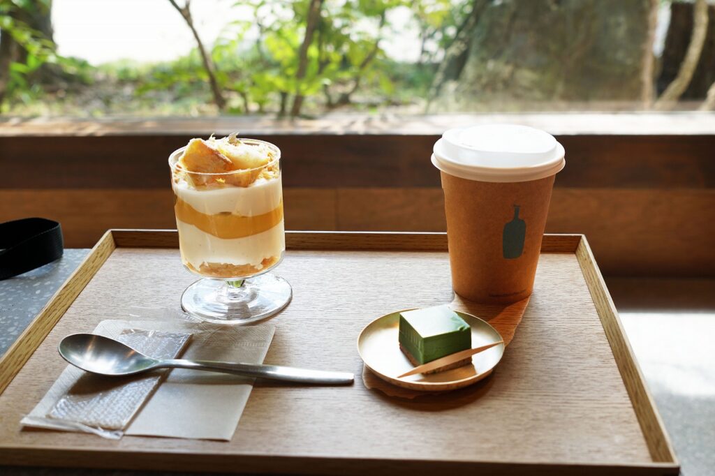 ブルーボトルコーヒー京都で抹茶テリーヌショコラ、レモンパイ、Ｈｏｔコーヒー頼みました。