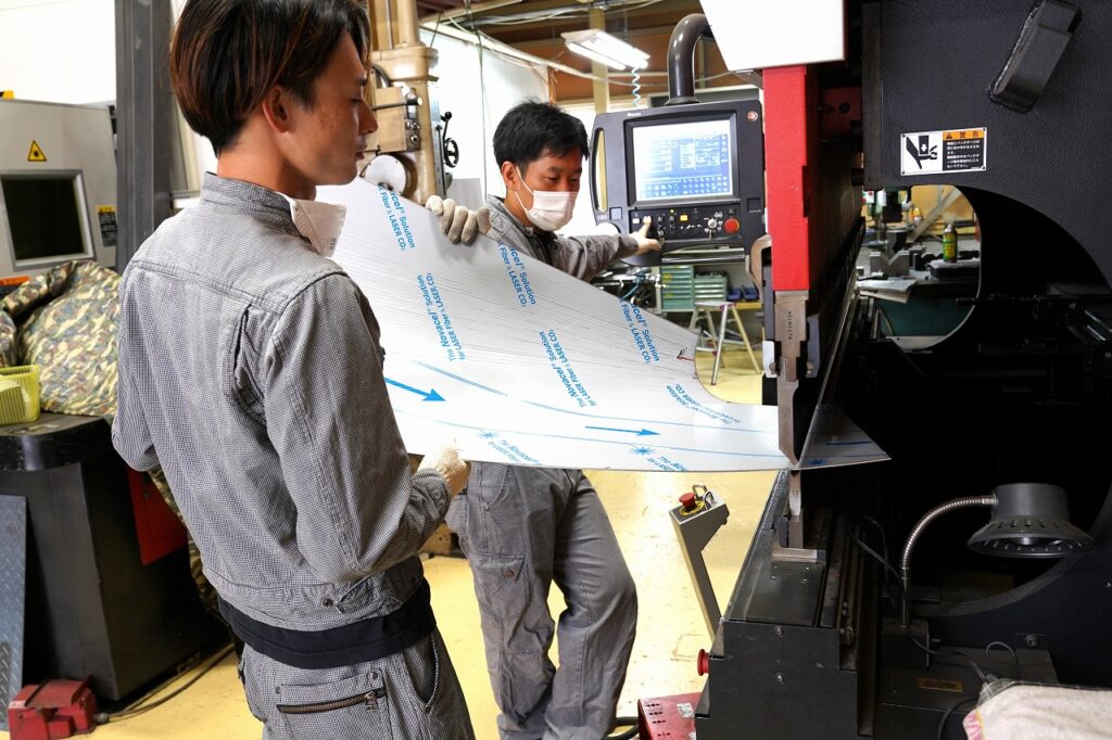 大型のステンレス板、曲げ加工します！
大阪府松原市にある株式会社テクノファームです。ベンダー曲げ得意ですよ