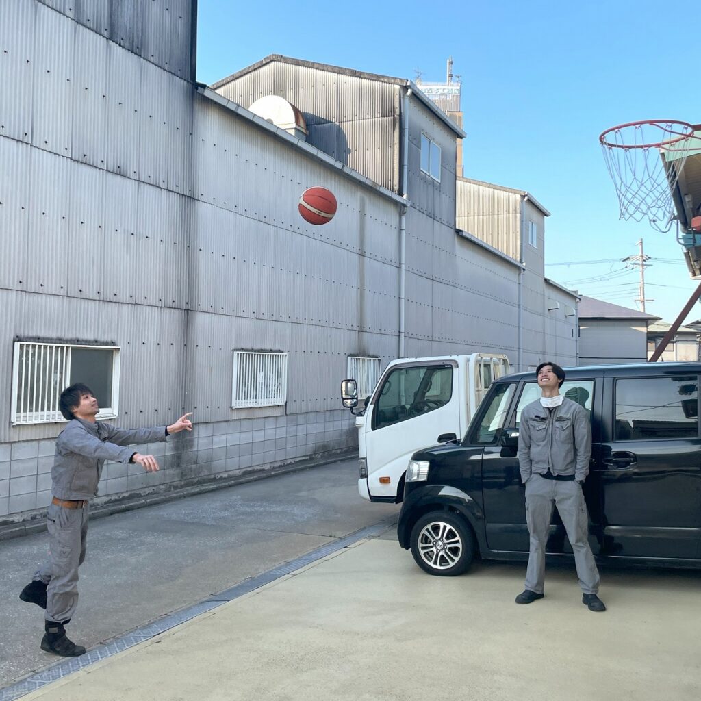 バスケットボールをする、町工場の若い子