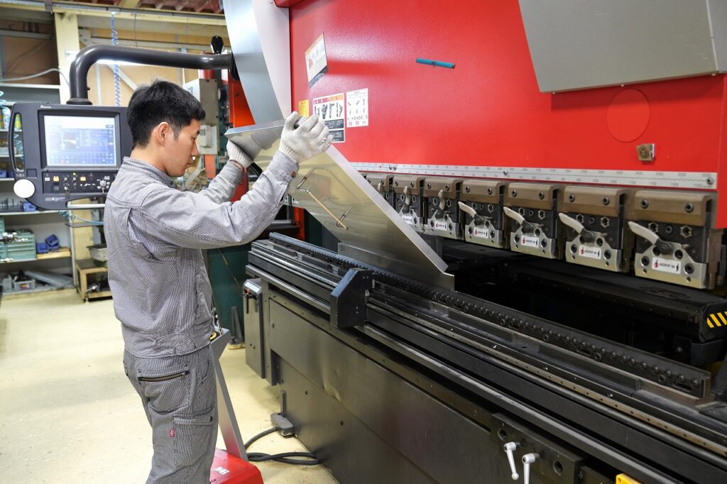 ステンレスの薄板をベンダー曲げで加工している所
大阪府松原市の株式会社テクノファーム、図面を送っていただければレーザー加工から曲げ加工、溶接、焼け取りまで一貫加工が可能ですよ
