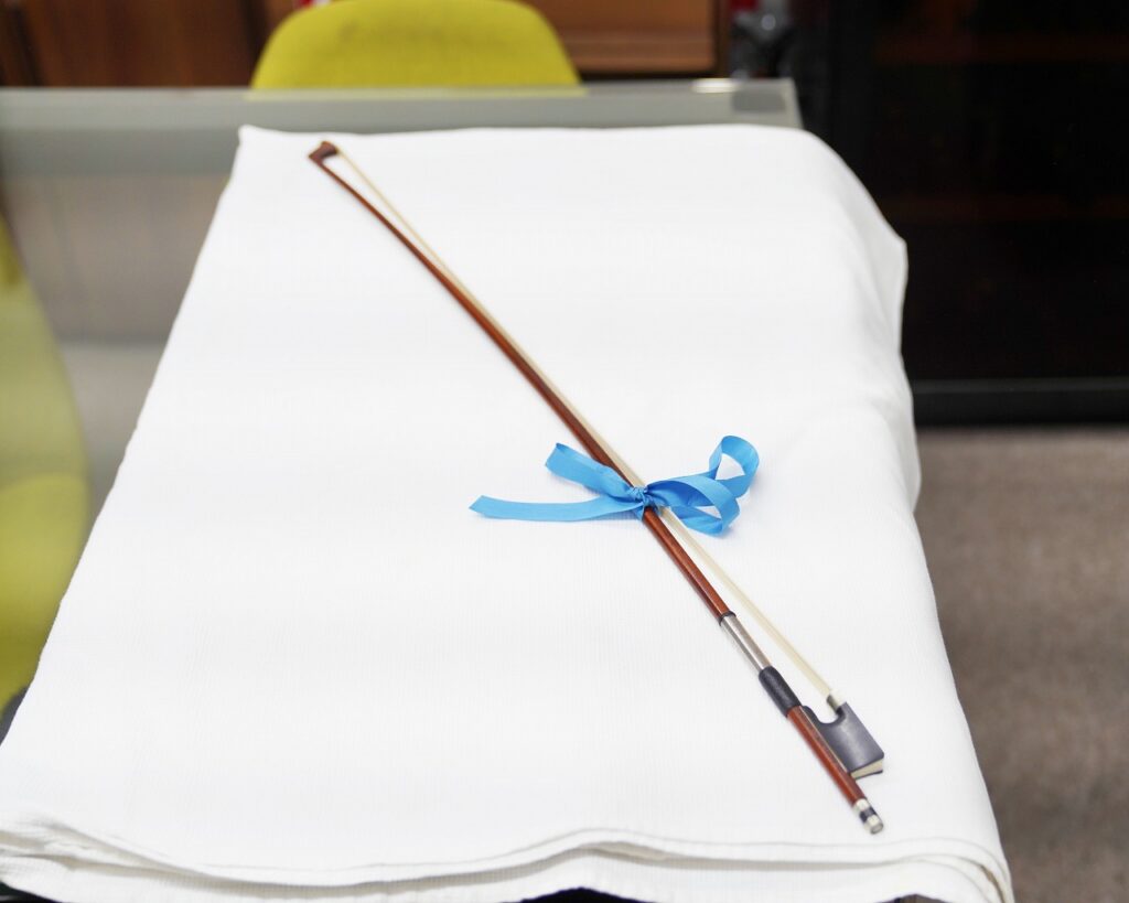 バイオリンの弓はもちろん、多種多様な物にレーザーマーキングします！大阪府松原市にある株式会社テクノファームにお任せ下さい！