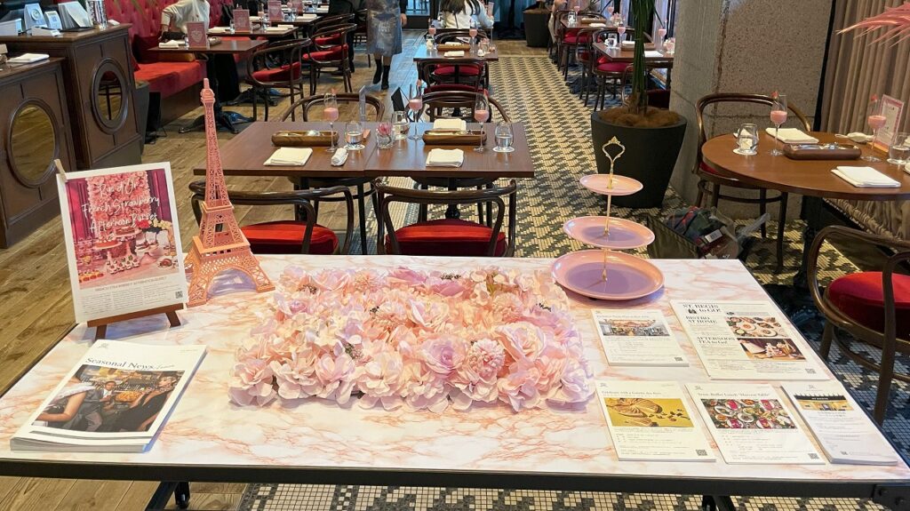 セント レジス ホテル 大阪のフレンチレストラン「ル・ドール」でやっているいちごビュッフェ
花の都・パリをイメージしたフレンチストロベリーアフタヌーンブッフェ パリス・イン・ピンク