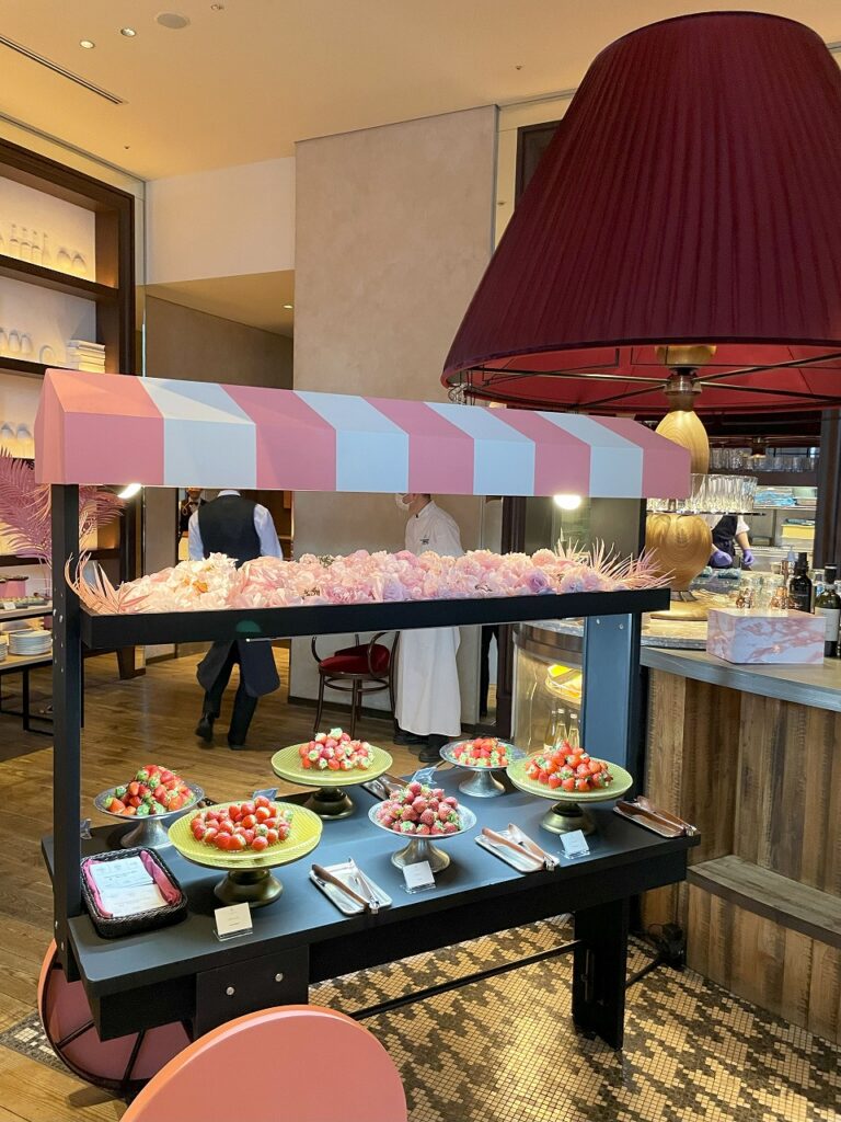 セント レジス ホテル 大阪のフレンチレストラン「ル・ドール」でやっているいちごビュッフェ
6種類のイチゴ