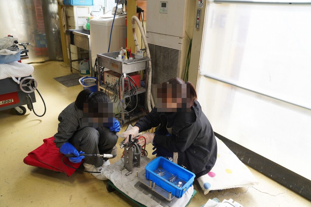 中性電解で焼け取り中です。大阪府松原市の溶接、製缶屋さん株式会社テクノファームです。