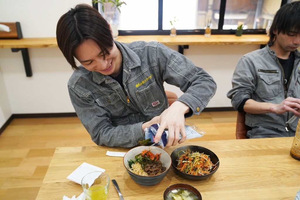 お昼ご飯を食べている従業員、大阪府松原市にある株式会社テクノファーム