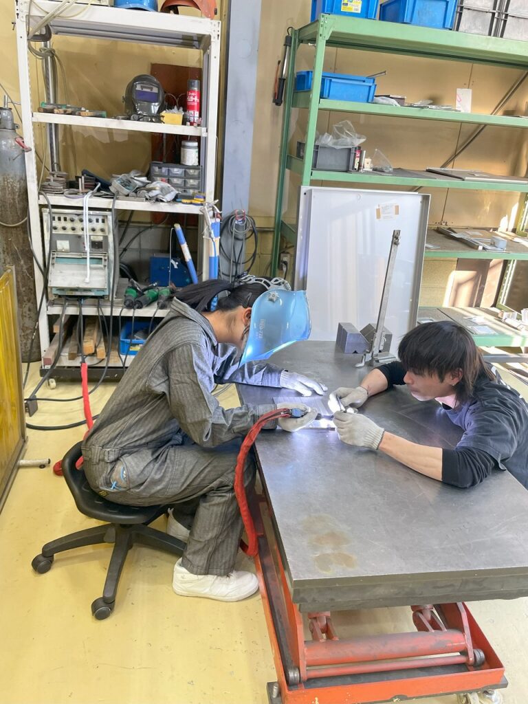 高校生の研修、女子高生の溶接練習です。大阪府松原市にある株式会社テクノファームです。溶接とマシニングなどの機械加工やってます