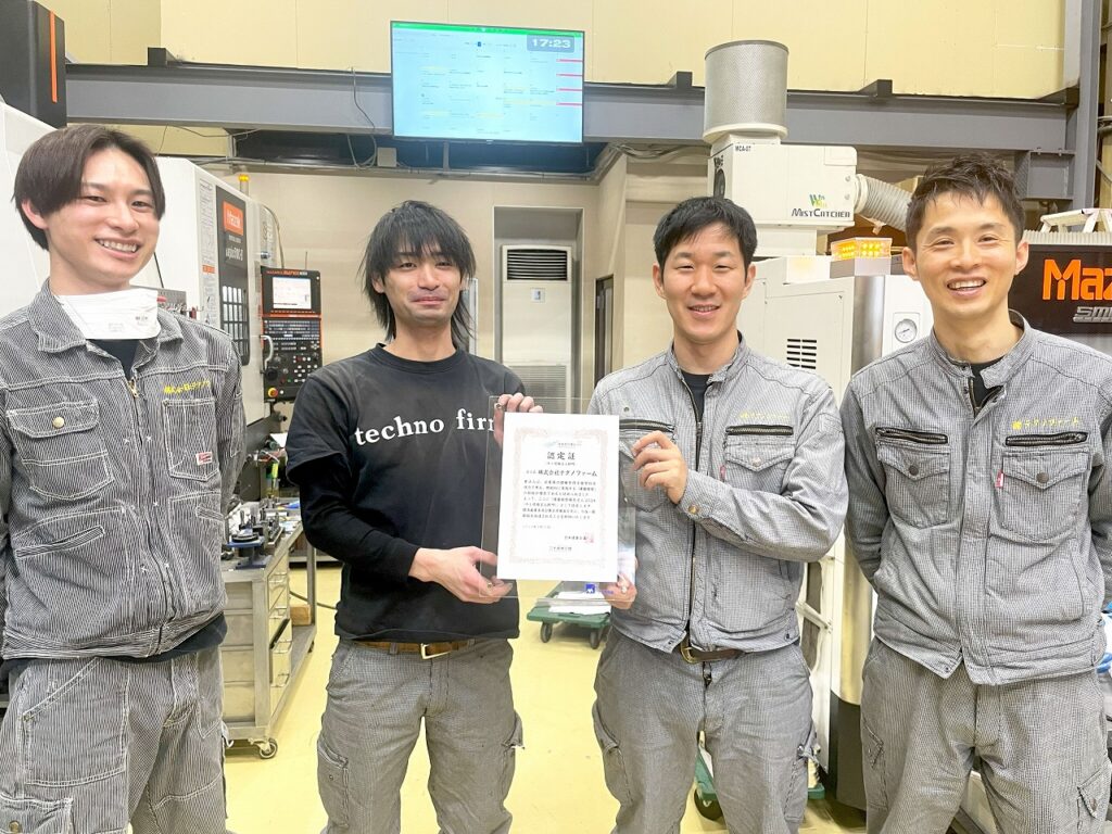 健康経営優良法人に認定されたので記念撮影しました。大阪府松原市の株式会社テクノファームです