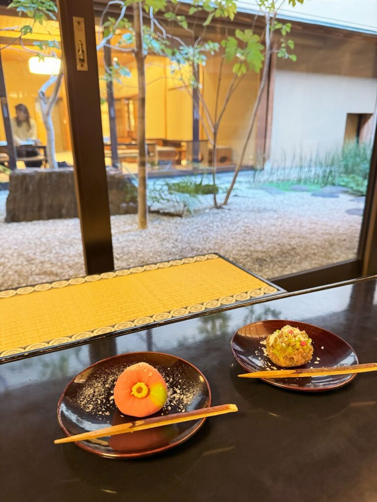 鶴屋吉信本店　坪庭を眺めながらお抹茶と目の前で作っていただいた和菓子をいただく