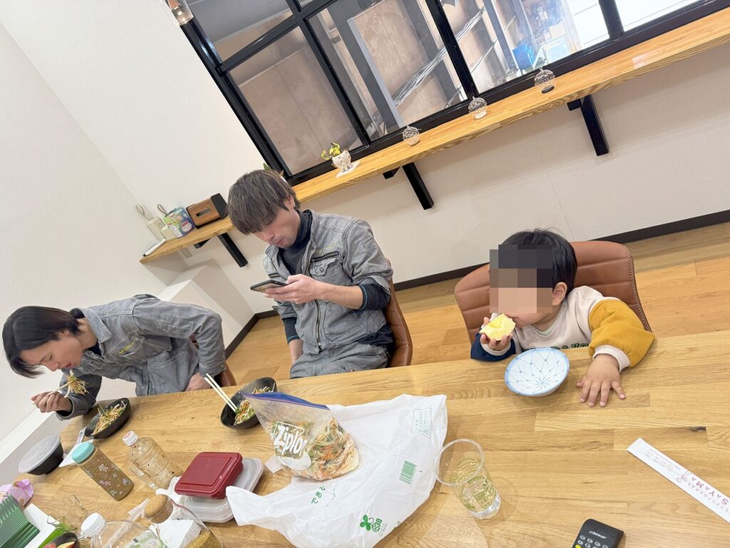 株式会社テクノファームの休憩室でりんごを食べる従業員の子供