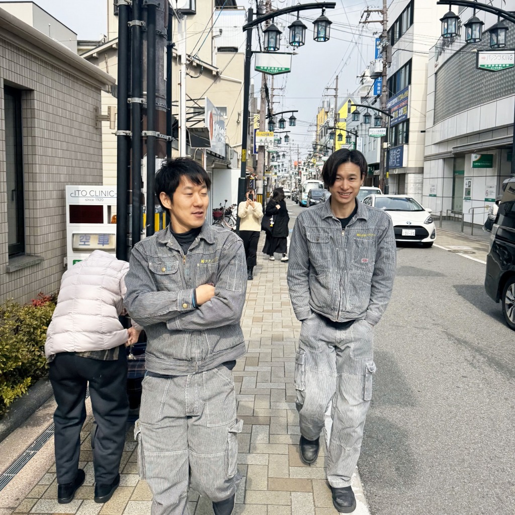 松原の商店街を歩くテクノファーム社員