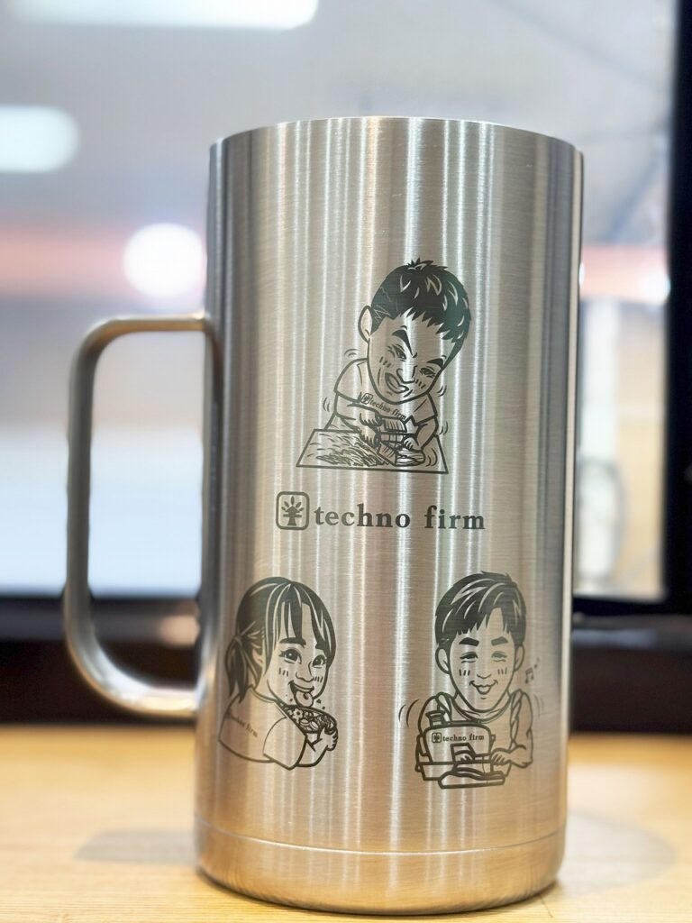 サーモスのステンレスカップ(ジョッキ)に似顔絵をレーザー刻印しました。これは黒色レーザー刻印です。
水筒やその他カップなどにもレーザー刻印やっています。
レーザー刻印の事なら大阪府松原市の株式会社テクノファームです。