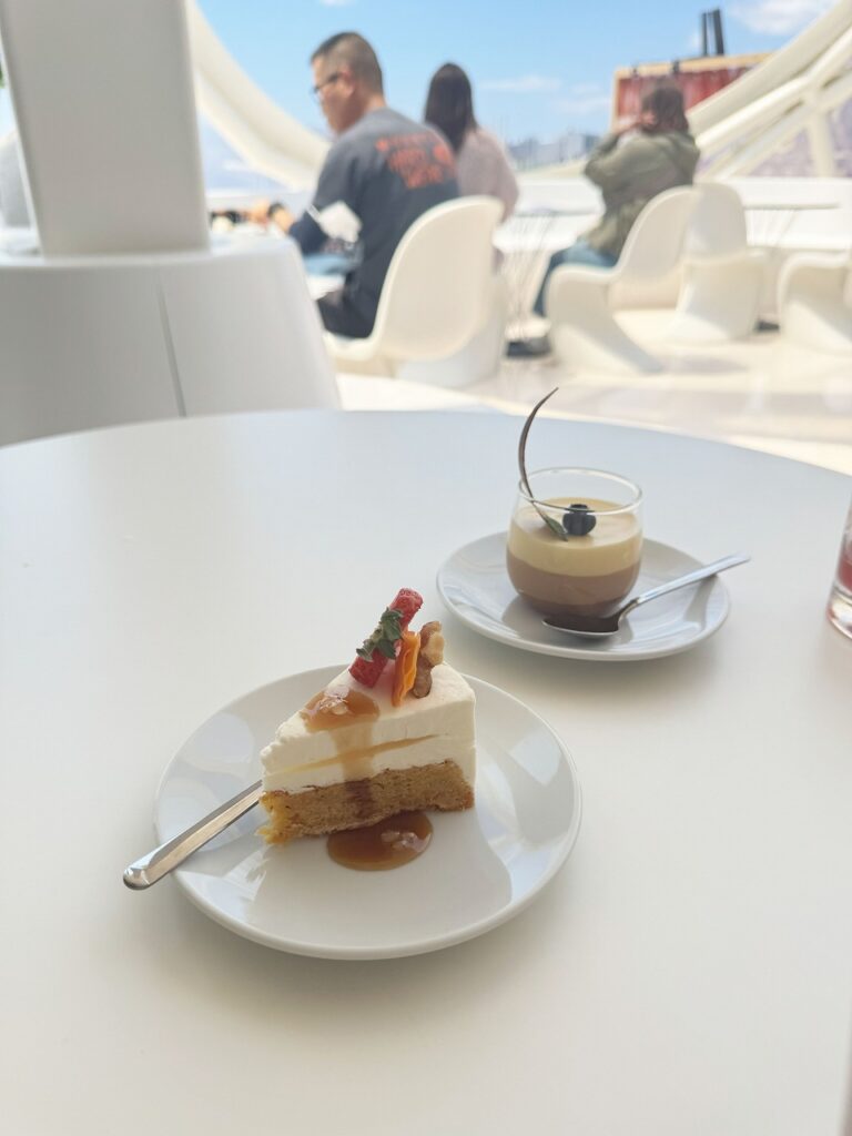 キャロットチーズケーキとトリプルチョコレートムース