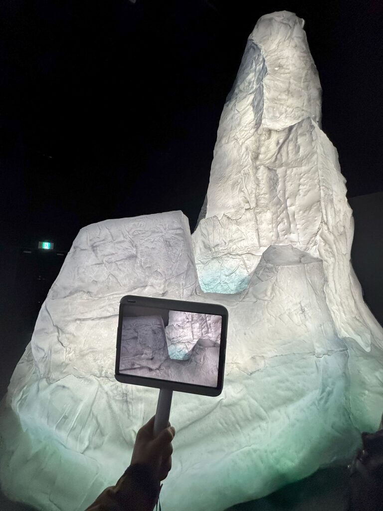 大阪万博カナダパビリオン 氷山にビル 高い氷山