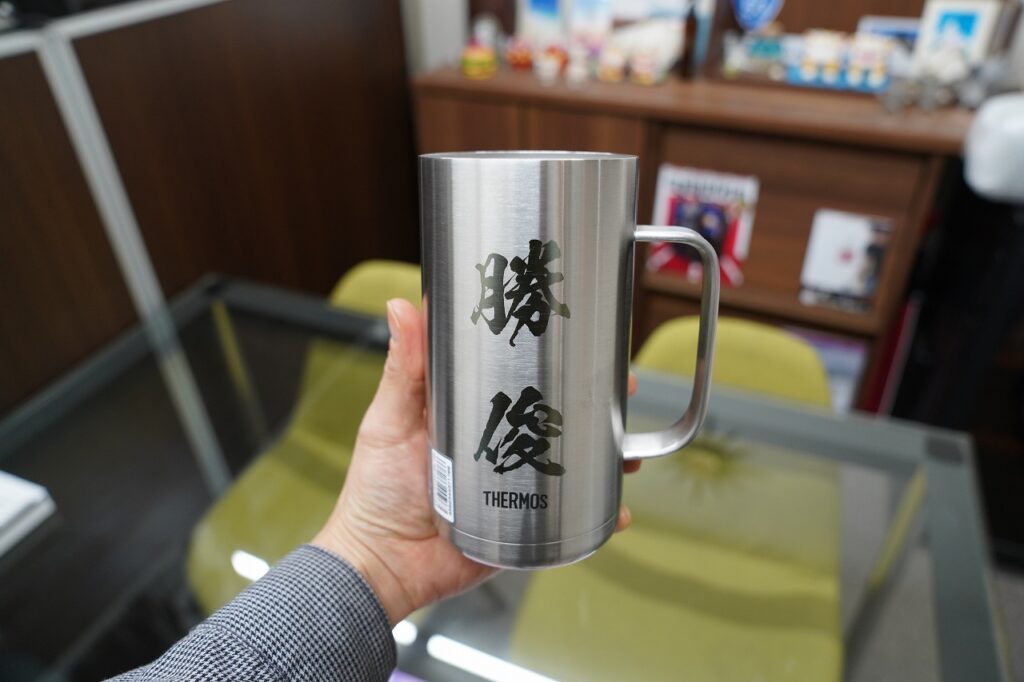 サーモスのステンレスジョッキに名前をレーザー刻印。大阪府松原市の株式会社テクノファームでは一個からオリジナルのレーザー刻印サービスをやっています。