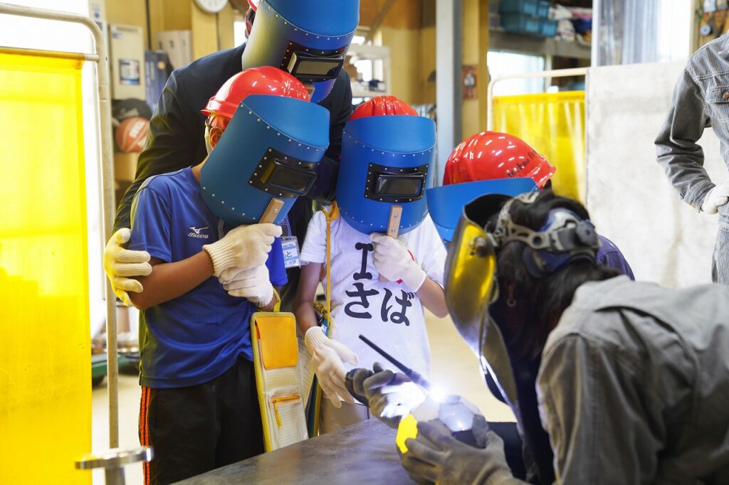小学生が工場見学に来て溶接している所を見学してくれました。
会社テクノファーム
