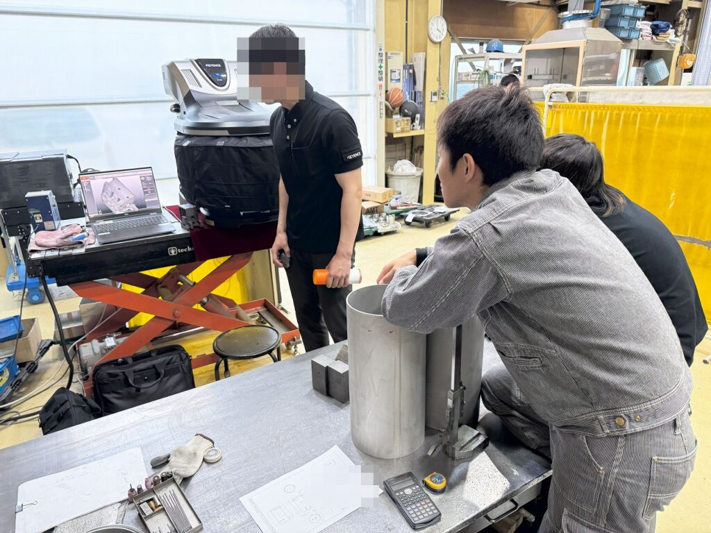 3Dスキャナ型　三次元測定機VL-800　のデモを見る従業員