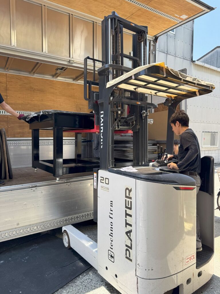 製缶定盤をフォークリフトで積み込み中です