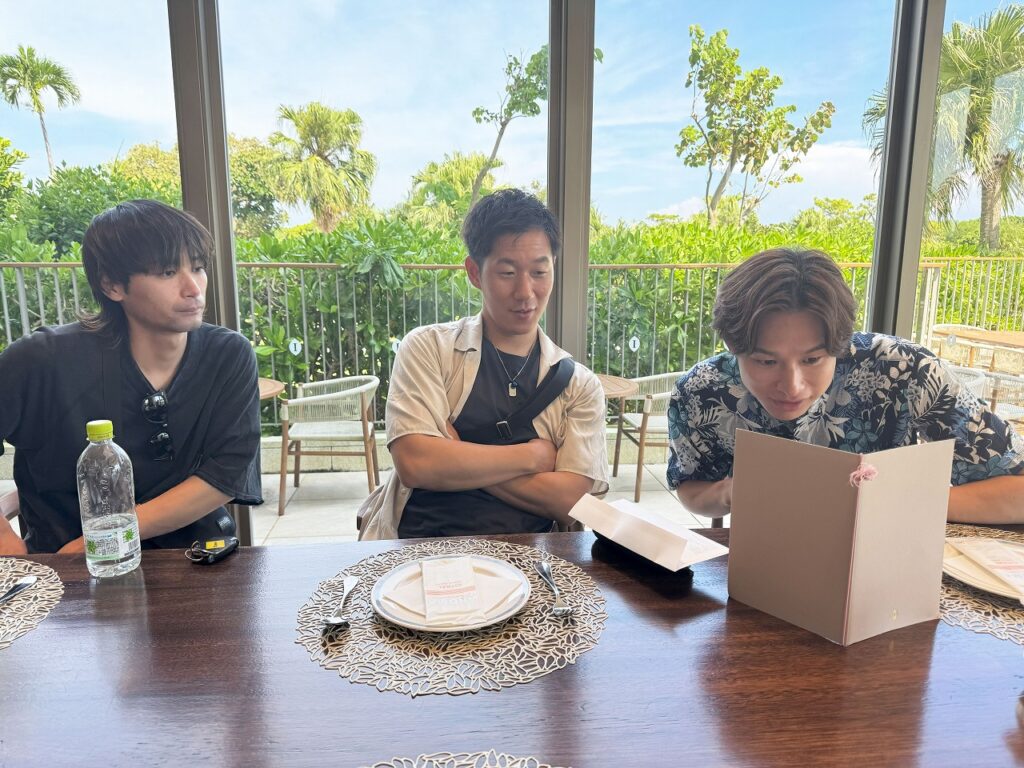 ANA インターコンチネンタル石垣リゾート クラブラウンジ ドリンクを選んでいます