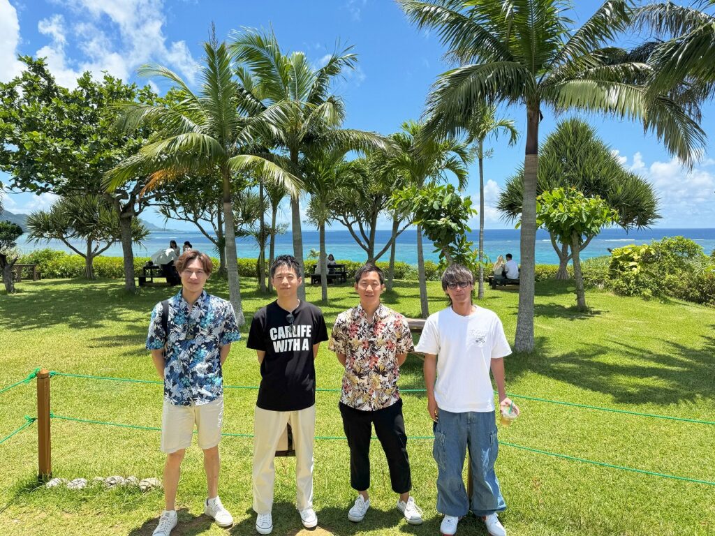 石垣島 のばれ岬観光農園前で写真撮影