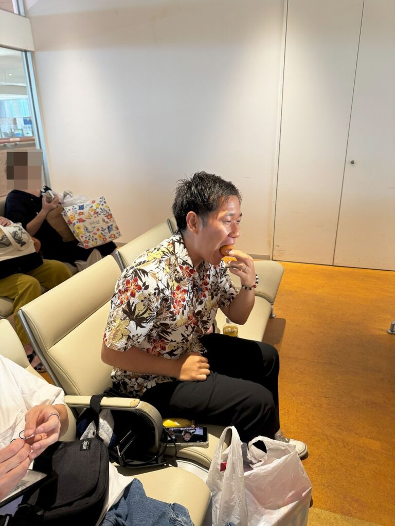 無理やり口に押し込むヒデタム