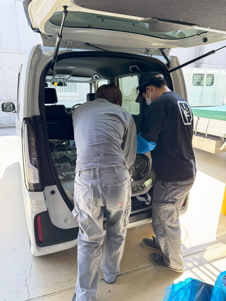 品物を車に乗せ納品します!
株式会社テクノファームです