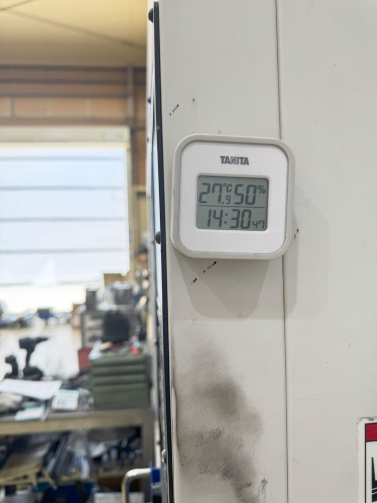 １日で１番暑い時間帯、外気温は３６℃でした。

そしてこれは第一工場の室温、

２７．９℃