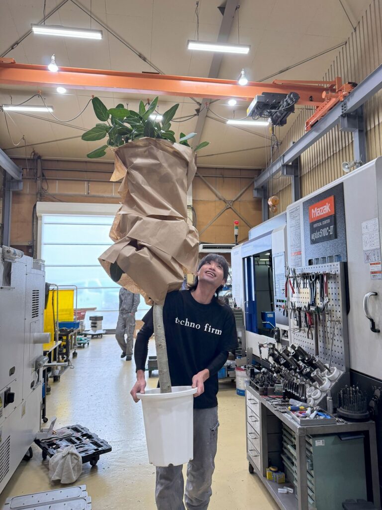 観葉植物を運ぶ株式会社テクノファームのラムちゃん