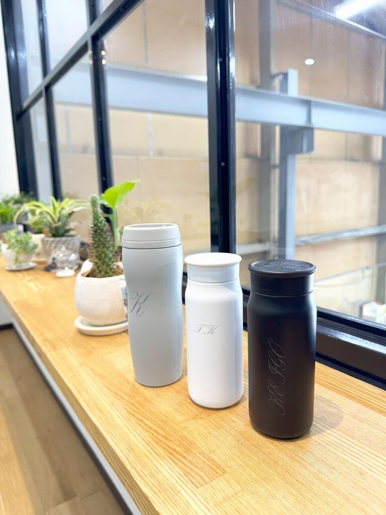 スタバのマグ、水筒にイニシャルをレーザー刻印しました。大阪府松原市の株式会社テクノファーム