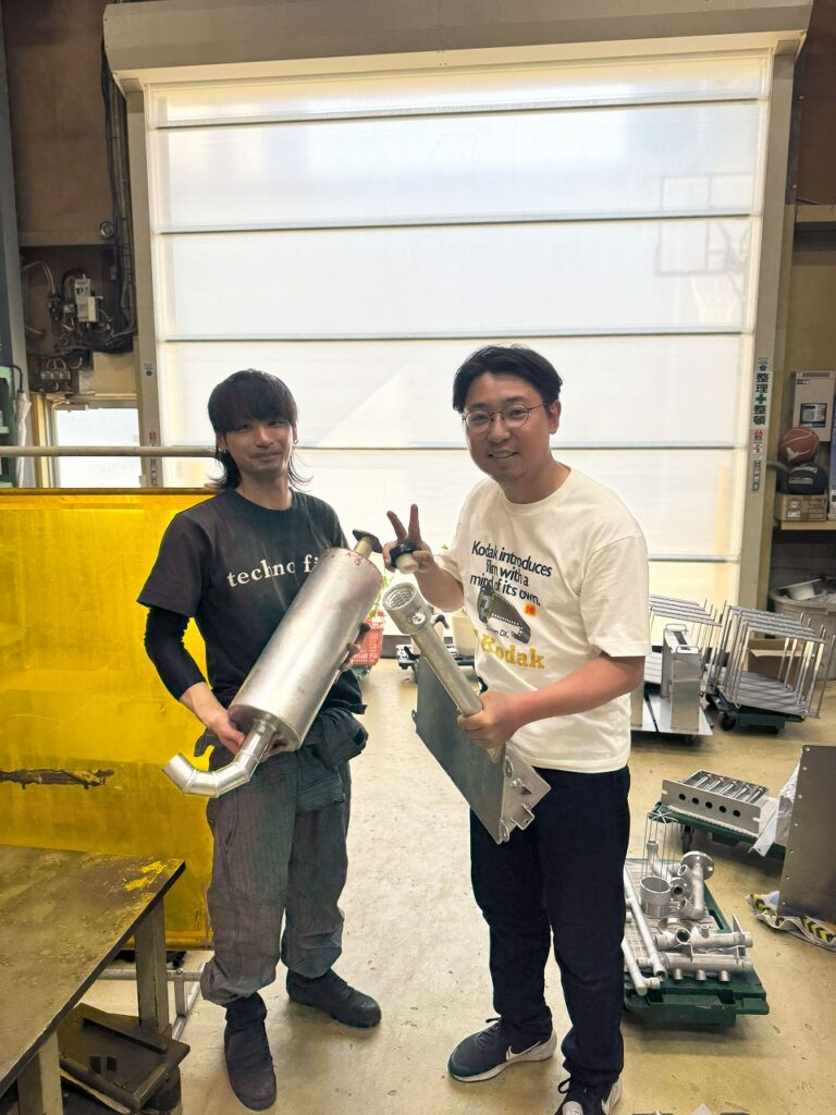 中百舌鳥レーシングチームの学生さんとテクノファームのラムちゃんが記念撮影！