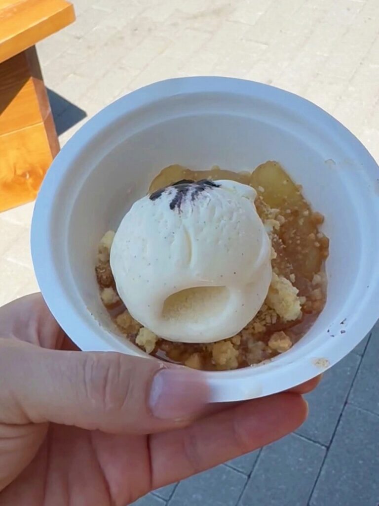 オーランドパビリオンアップルクランブル アイスクリーム添え