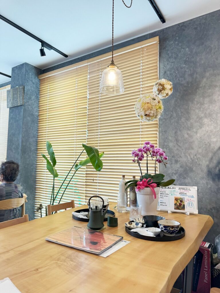 たけのわ食堂、店内
