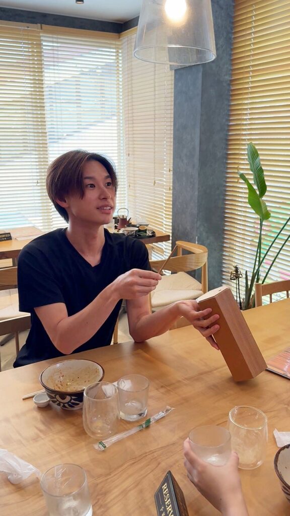 たけのわ食堂、占いをするN君