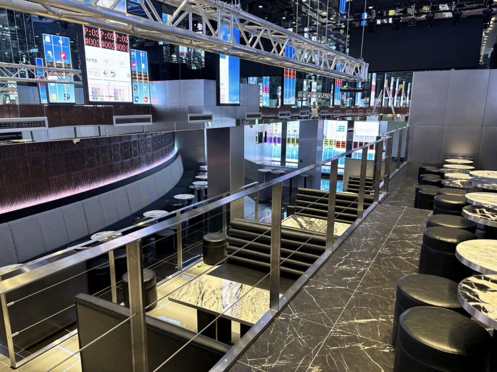 ホストクラブに設置されたステンレス製の手摺。大阪府松原市の株式会社テクノファームが製作しました。