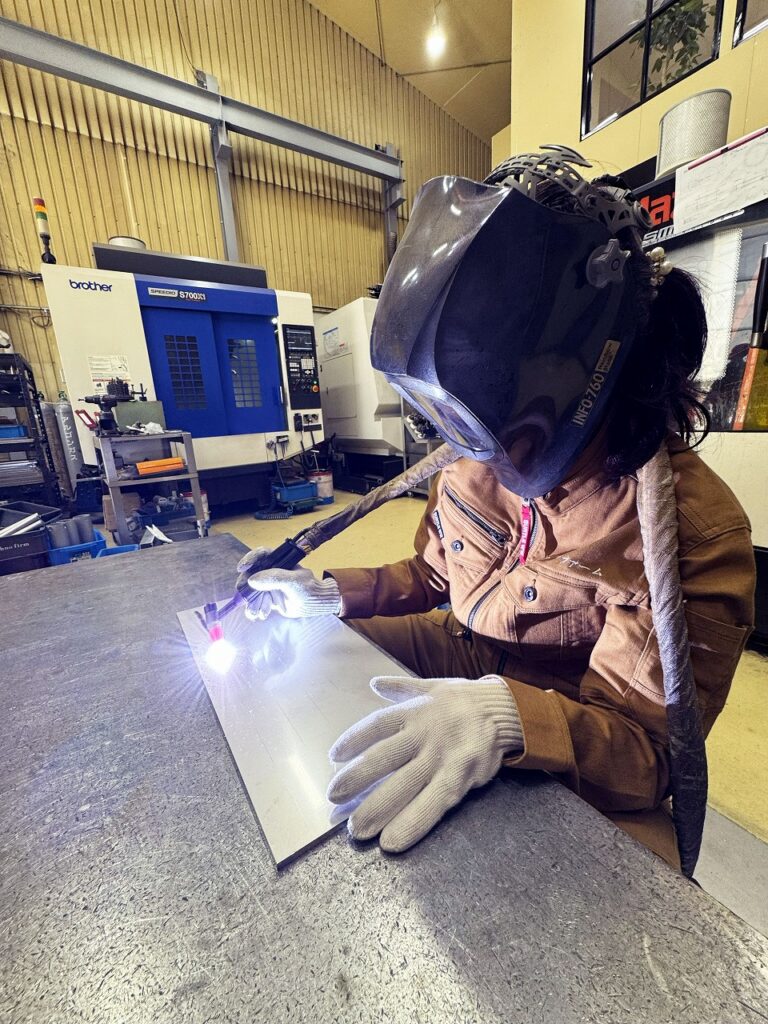 溶接を練習している株式会社テクノファームの嫁画像