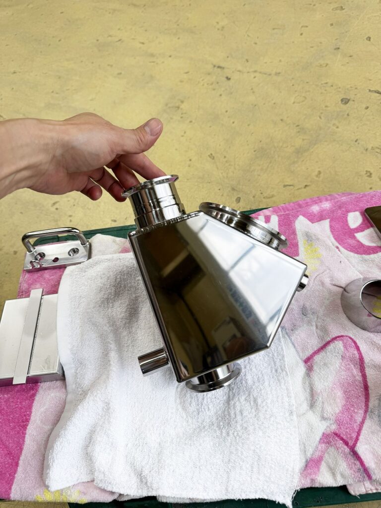 ステンレスサニタリー配管の改造をやりました。ジャケットタンク。ステンレスの溶接、研磨の事なら大阪府松原市の株式会社テクノファームにお任せください
