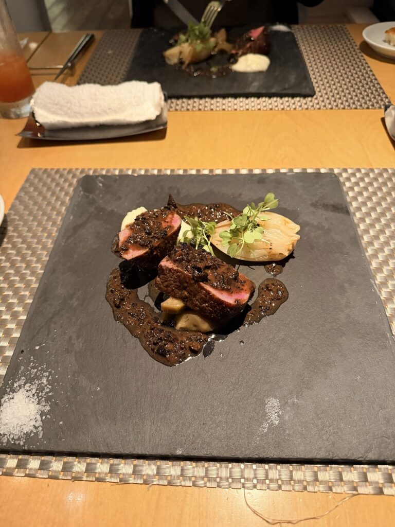 宮崎県産の黒毛和牛ロースト 黒トリュフのソース
