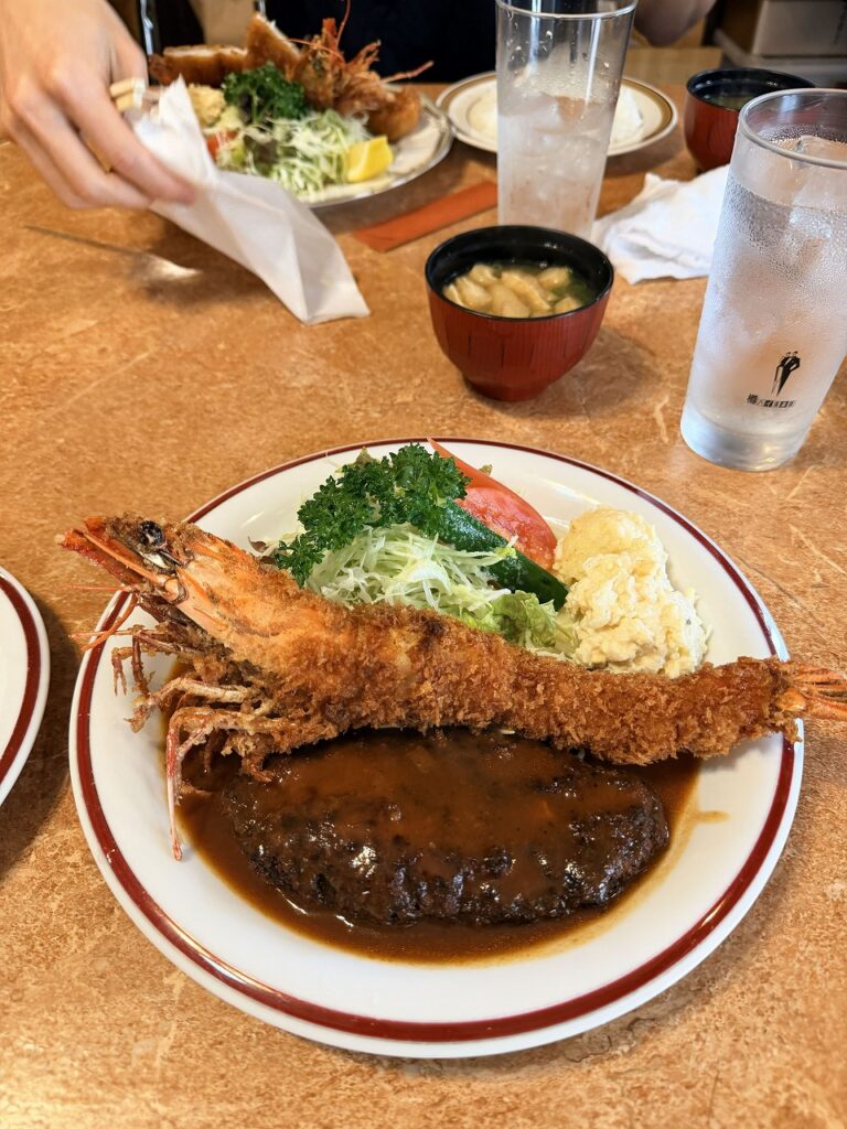 八尾にあるグリル平田 エビフライとハンバーグセット