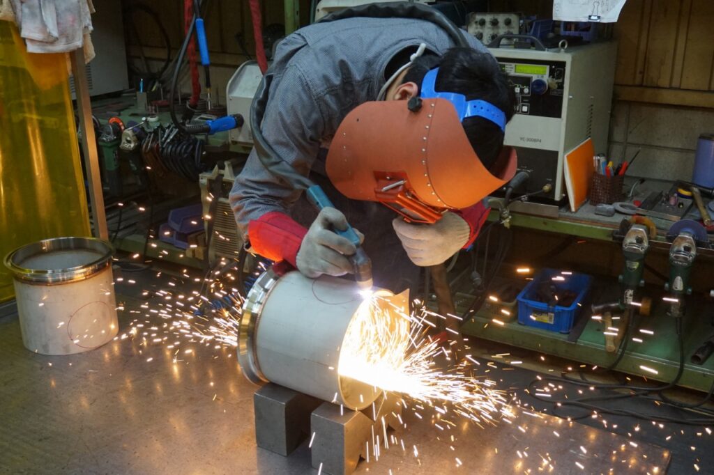 ステンレスパイプをプラズマ切断しているところ