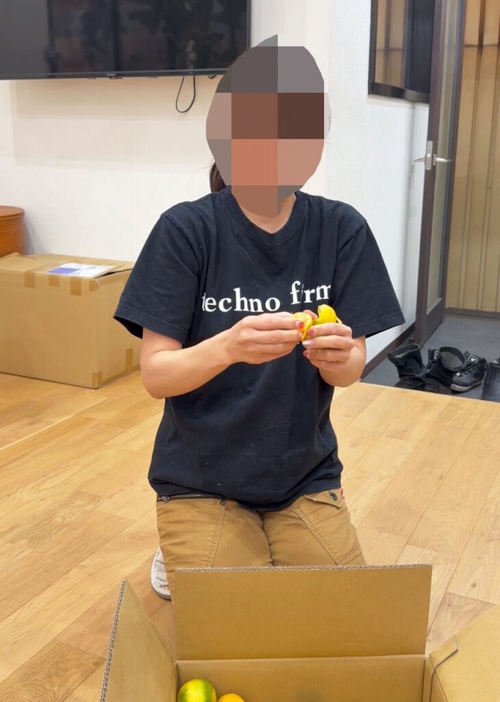 みかんを試食する嫁さん