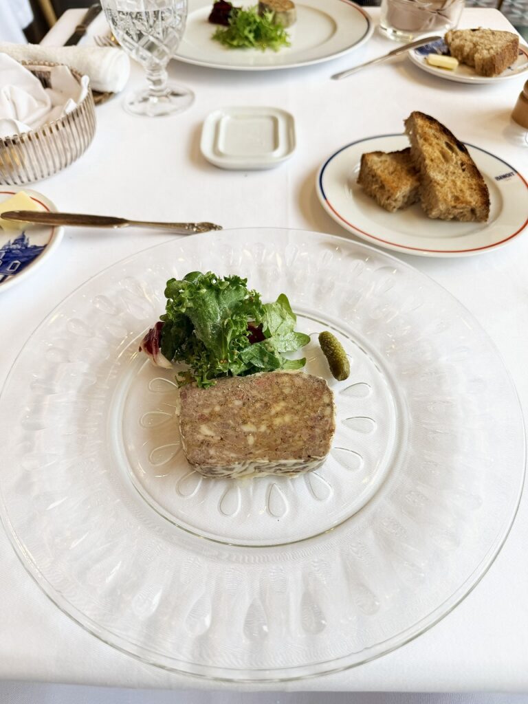 ブノワ 京都 アラン・デュカス
テリーヌ・ド・カンパーニュ グリーンサラダ トースト