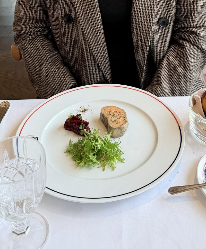 ブノワ 京都 アラン・デュカス
トーション仕立てのフォアグラ ビーツとカシス