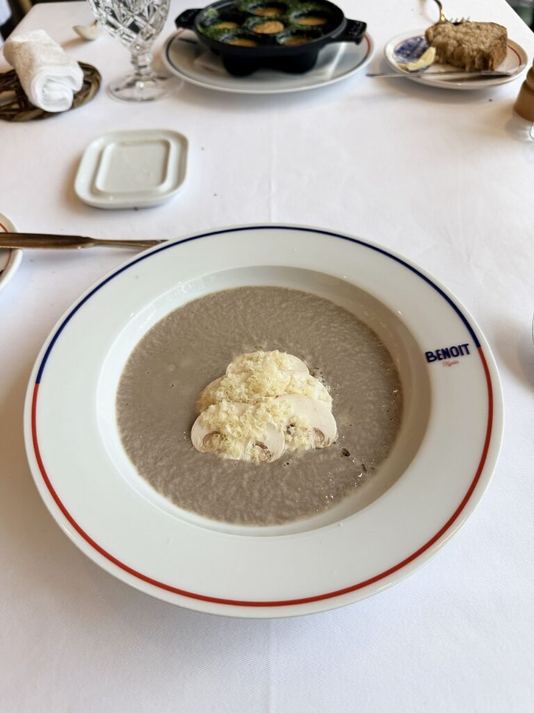 ブノワ 京都 アラン・デュカス
マッシュルームのヴルーテ 茸のコンディモンとコンテチーズ