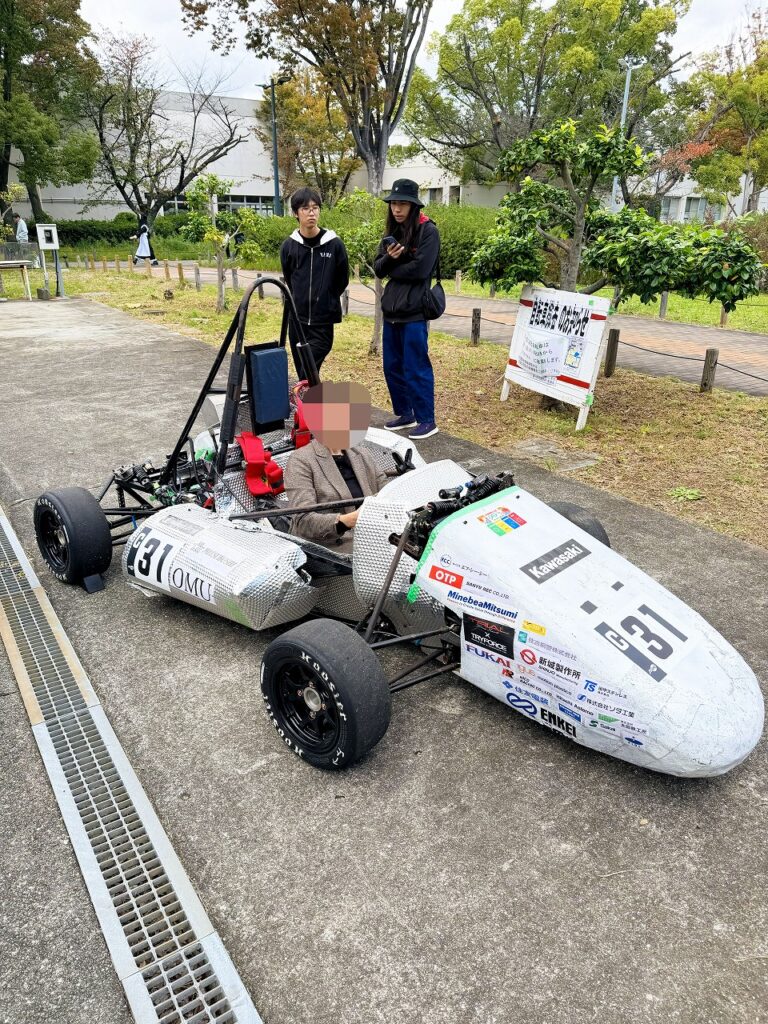 大阪公立大学中百舌鳥レーシングチームの車