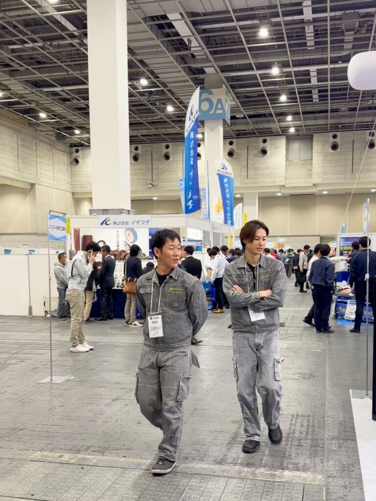 2025大阪ウェルディングフェスタで歩く従業員　株式会社テクノファーム
