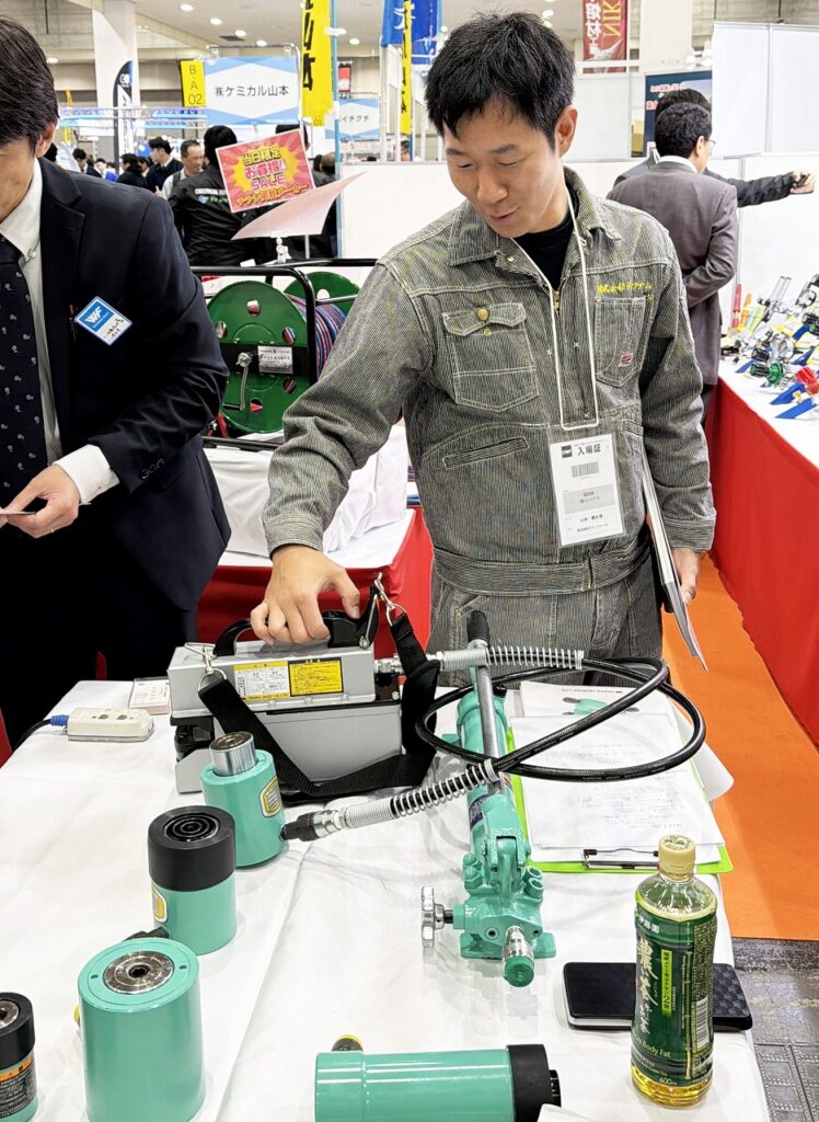 2025大阪ウェルディングフェスタで湯合うジャッキの電動に興味津々
株式会社テクノファームです