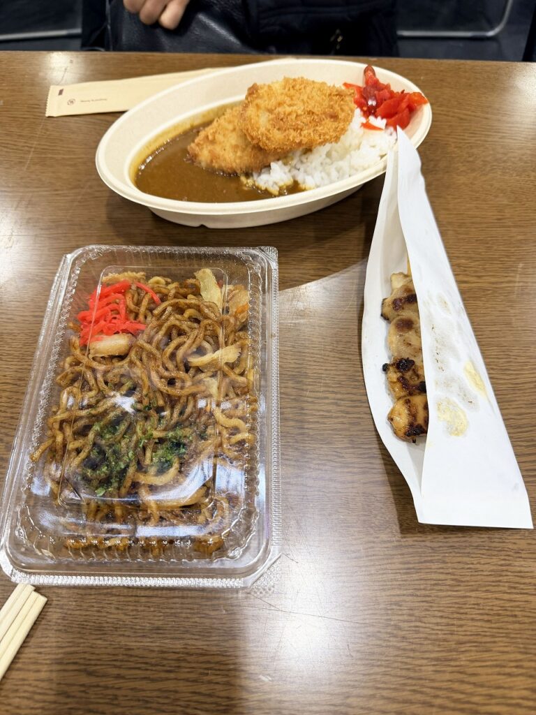2025大阪ウェルディングフェスタの食堂。カツカレー、焼きそば、焼き鳥